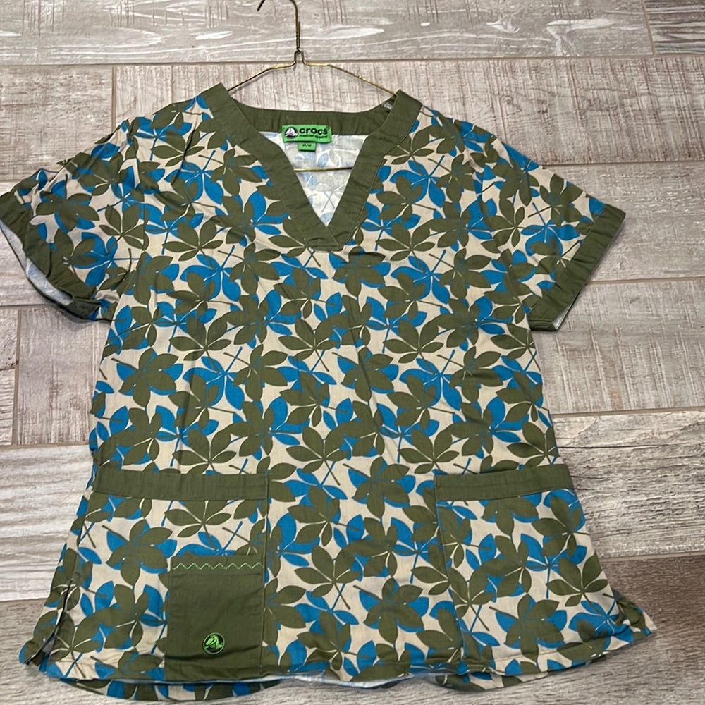 Crocs scrub top size M